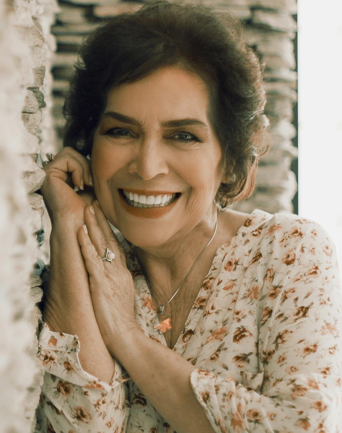 Smiling woman resting her chin on her hands